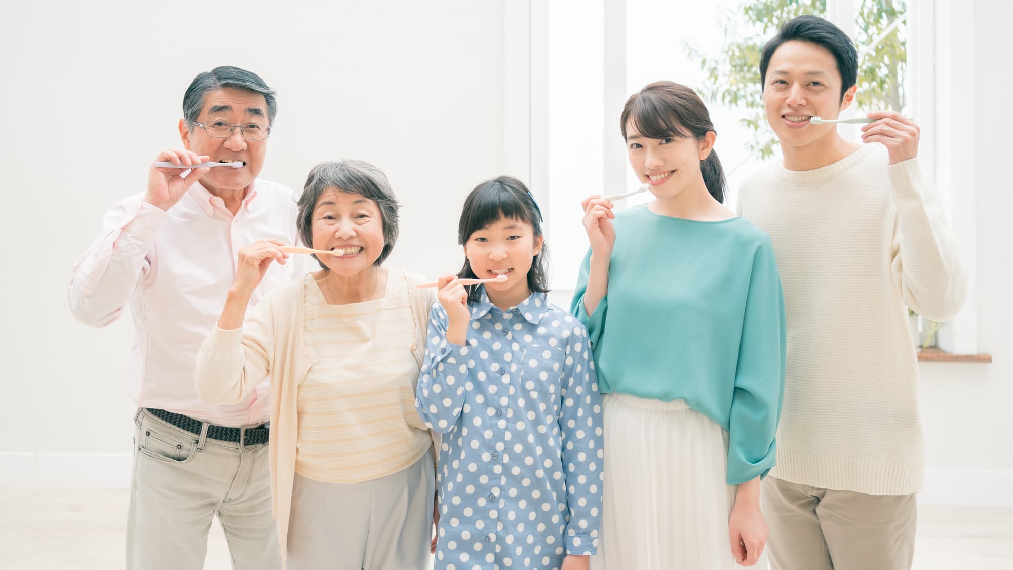 歯磨きする三世代家族