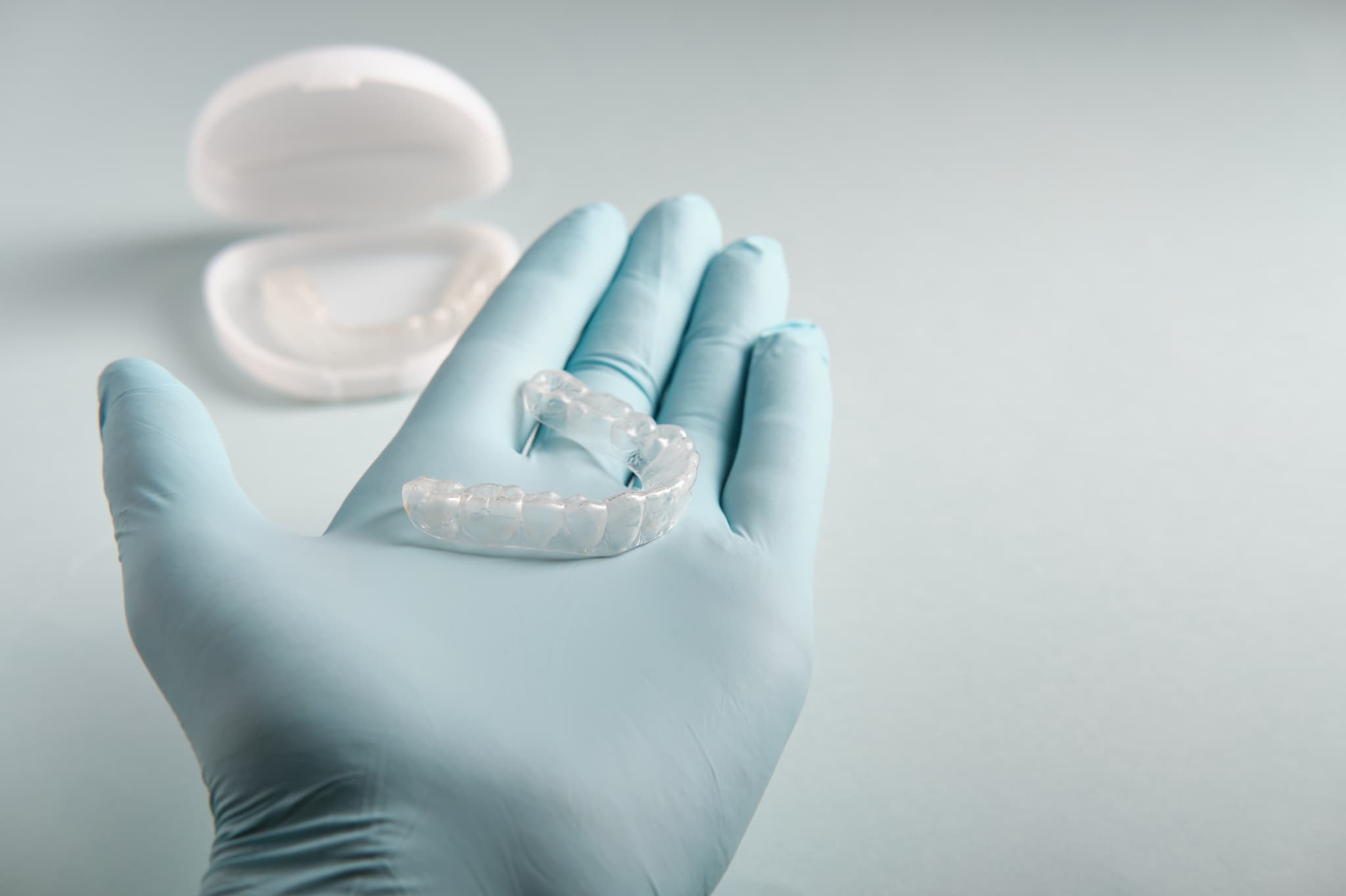 マウスピースを持つ歯科医師の手元