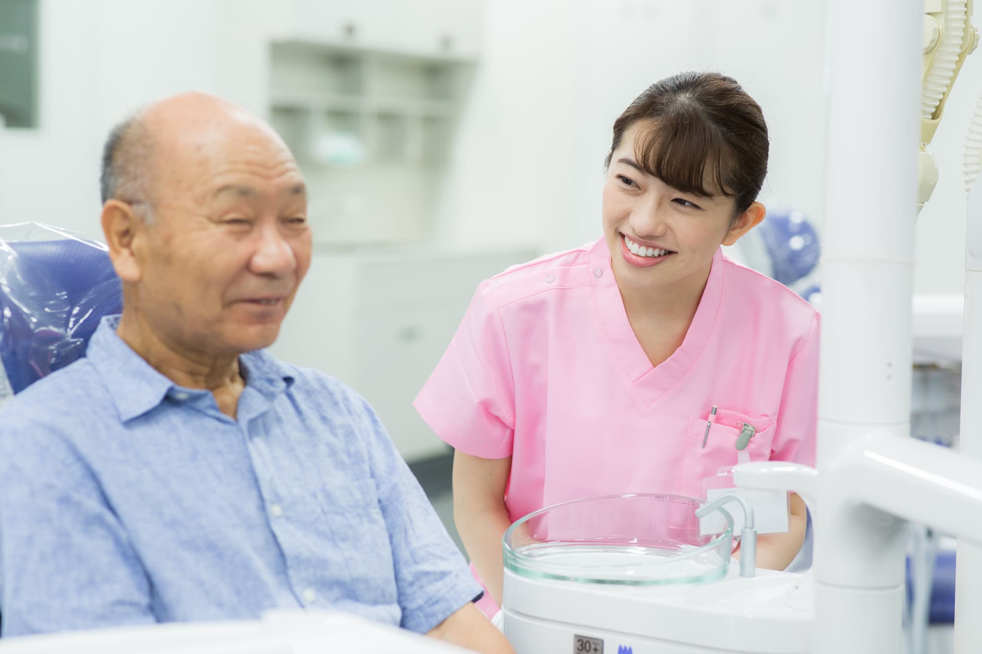 予防のために歯科受診する老人