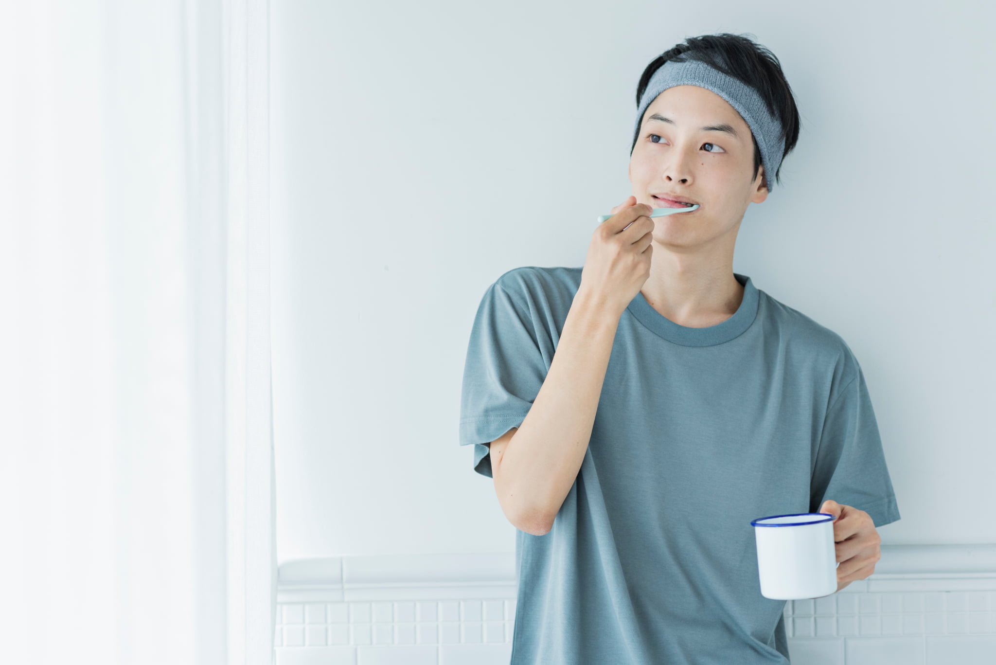 歯周病を予防するために丁寧に歯磨きをする男性