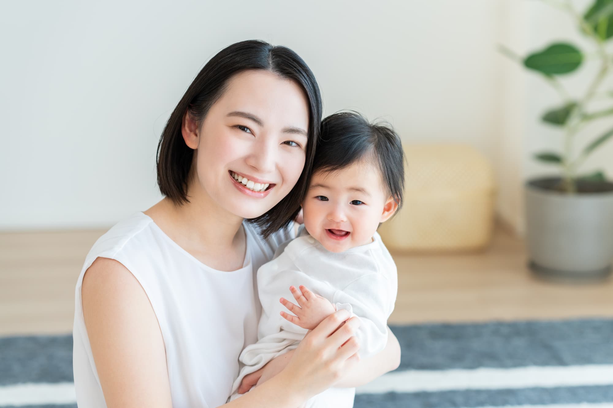 笑顔の赤ちゃんと母親