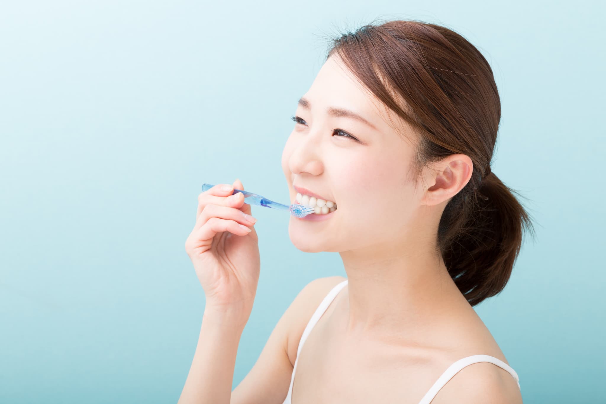 丁寧に歯磨きする女性