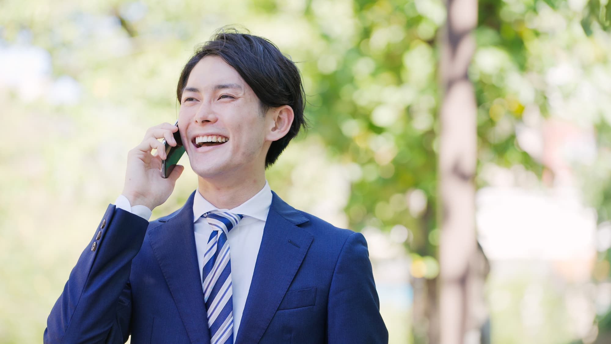 インビザラインをした綺麗な歯並びで仕事を頑張る男性