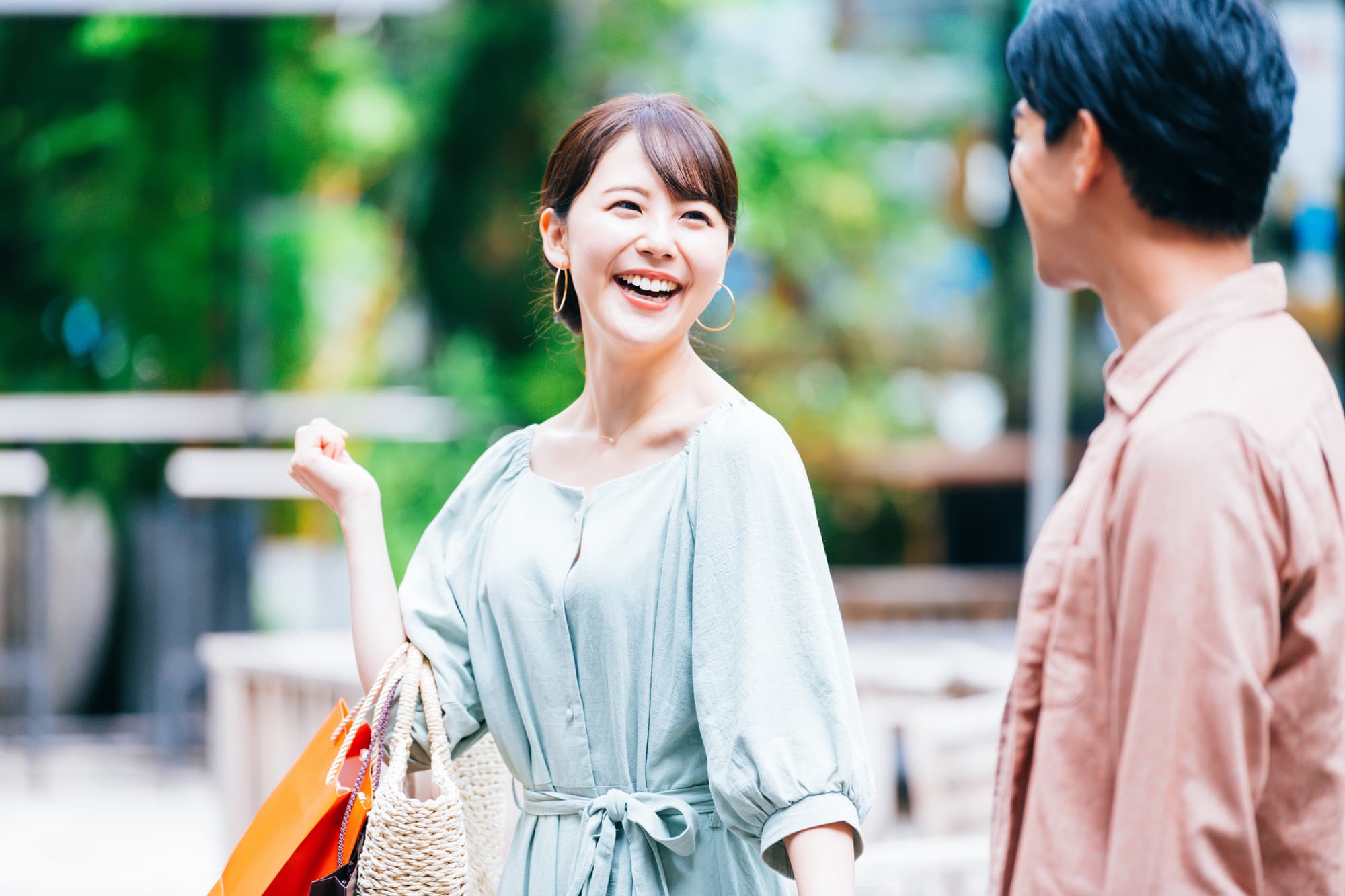 ショッピングを楽しむ笑顔の女性とパートナー