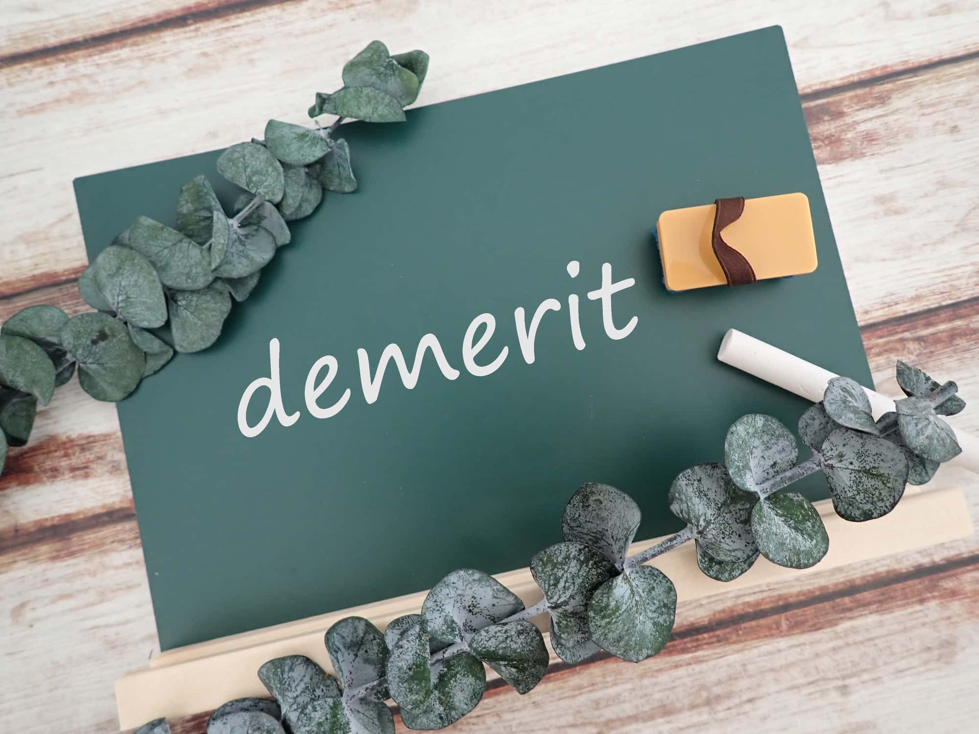 自費の入れ歯を選択するデメリットを説明するイメージ