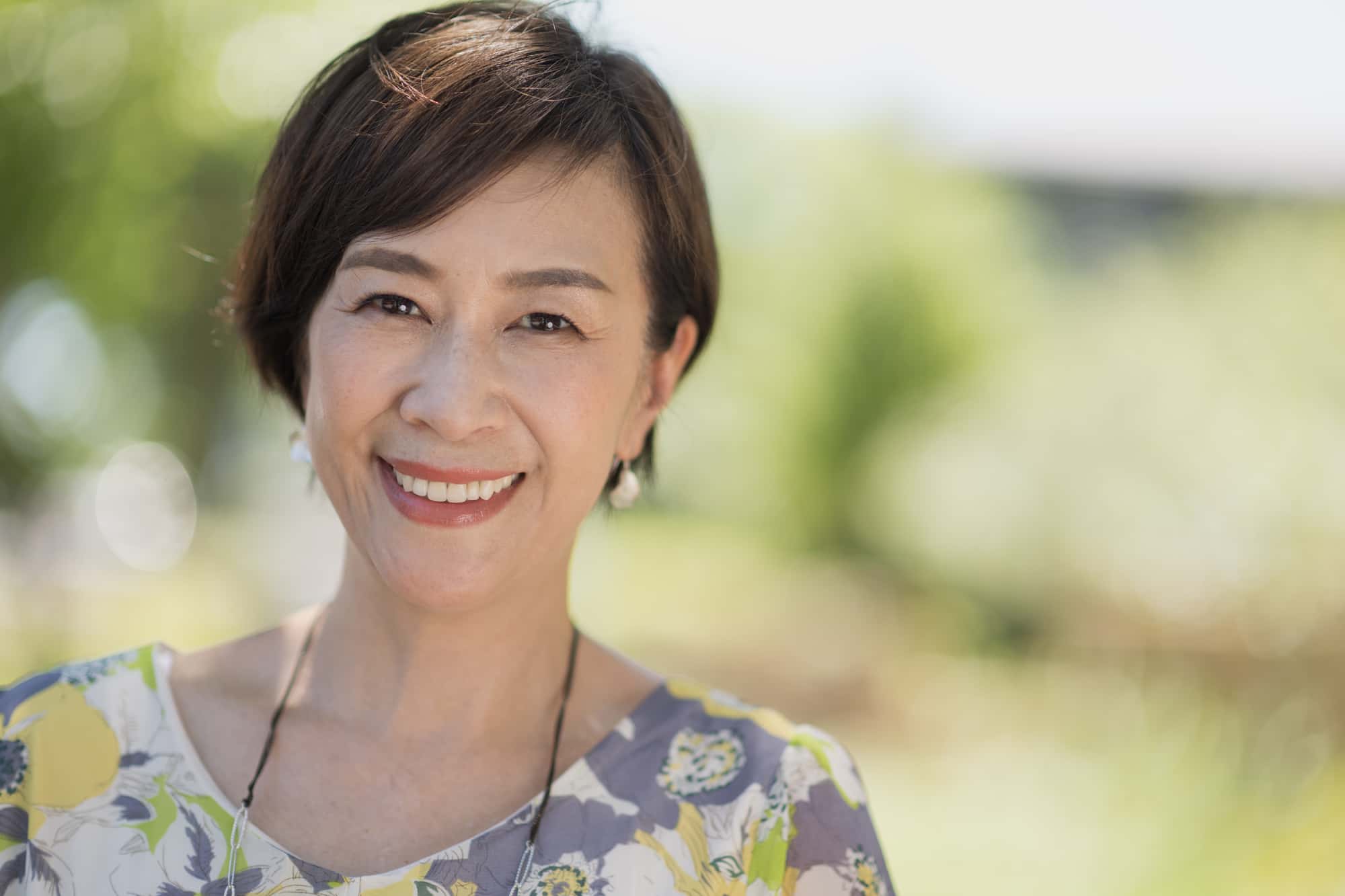 前歯をインプラント治療した笑顔の女性