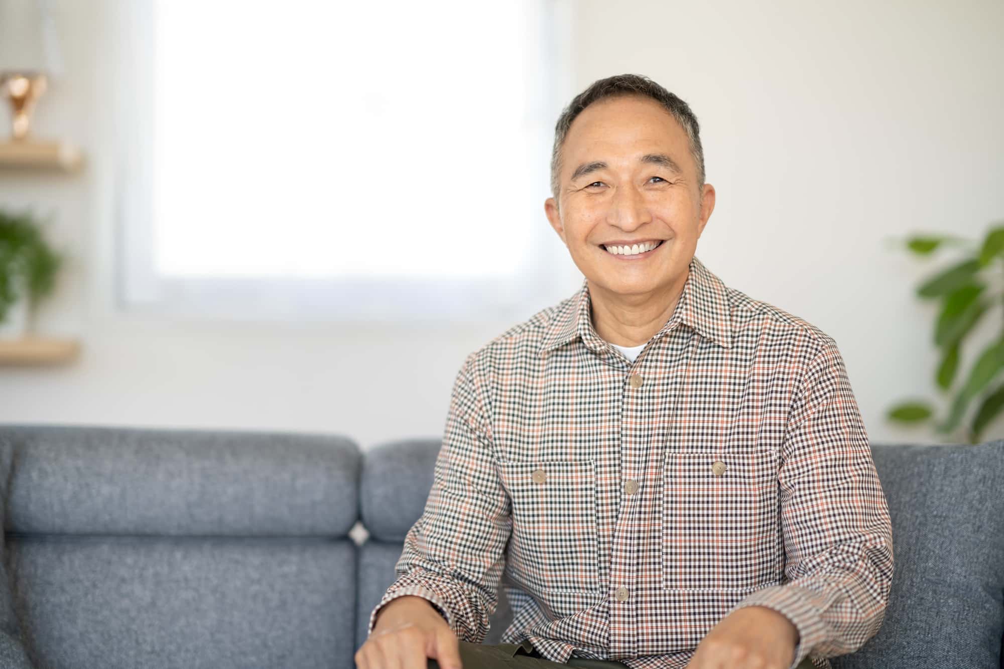 自費の入れ歯をした笑顔の男性