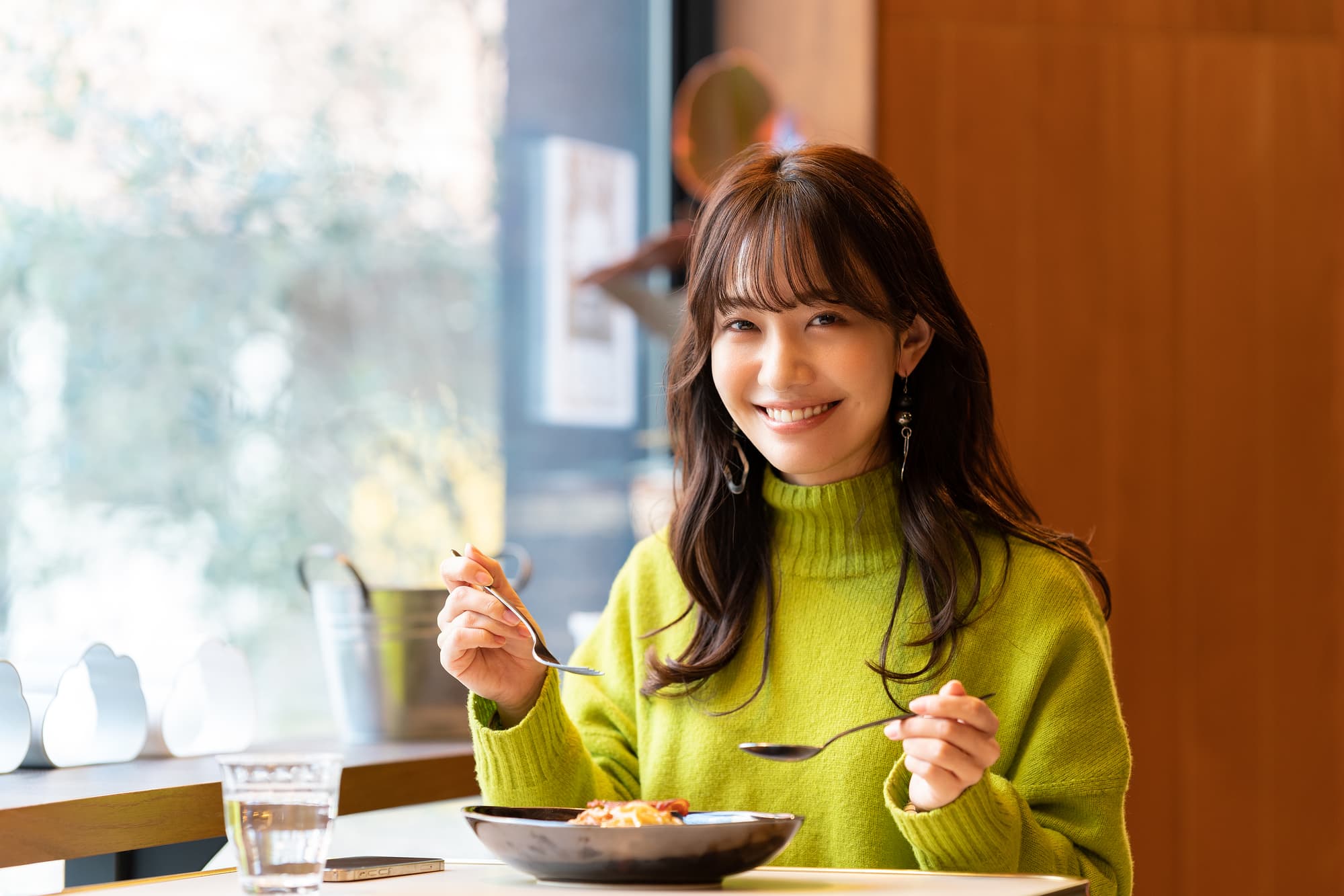 外食を楽しむ女性
