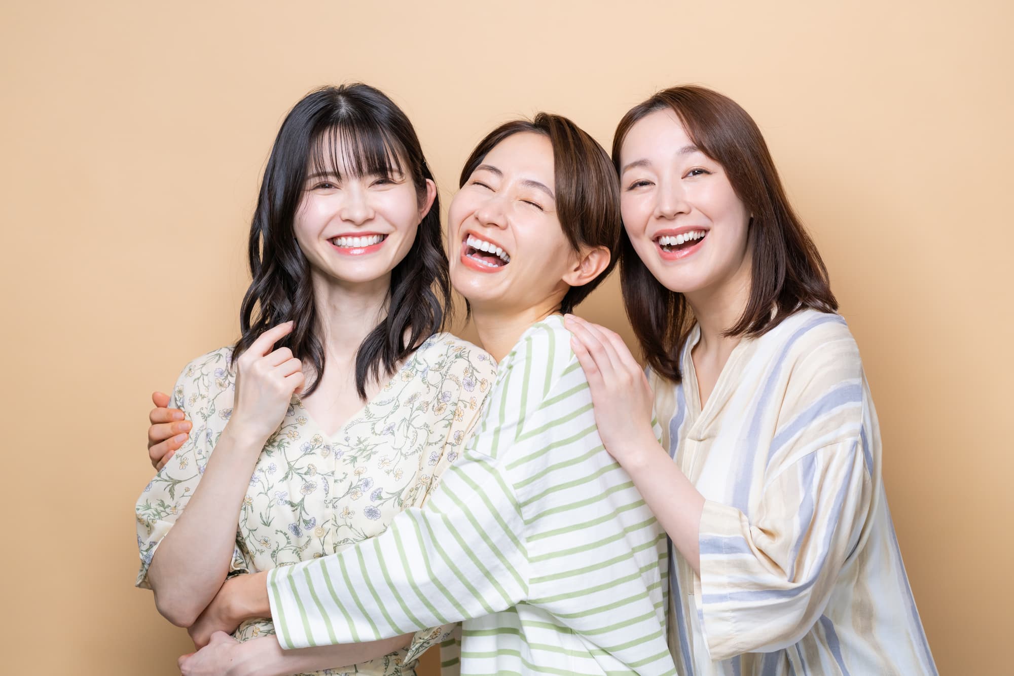 楽しそうに笑う世代の違う3人の女性