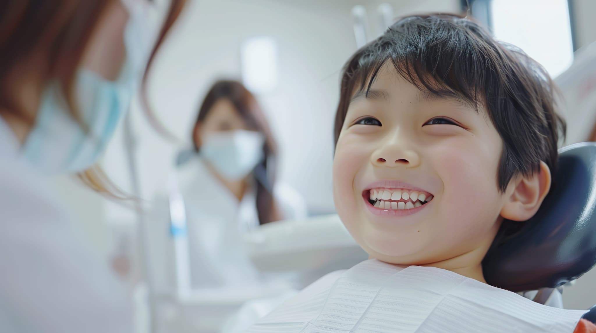 歯並びの相談をするため歯科医院を受診する子ども