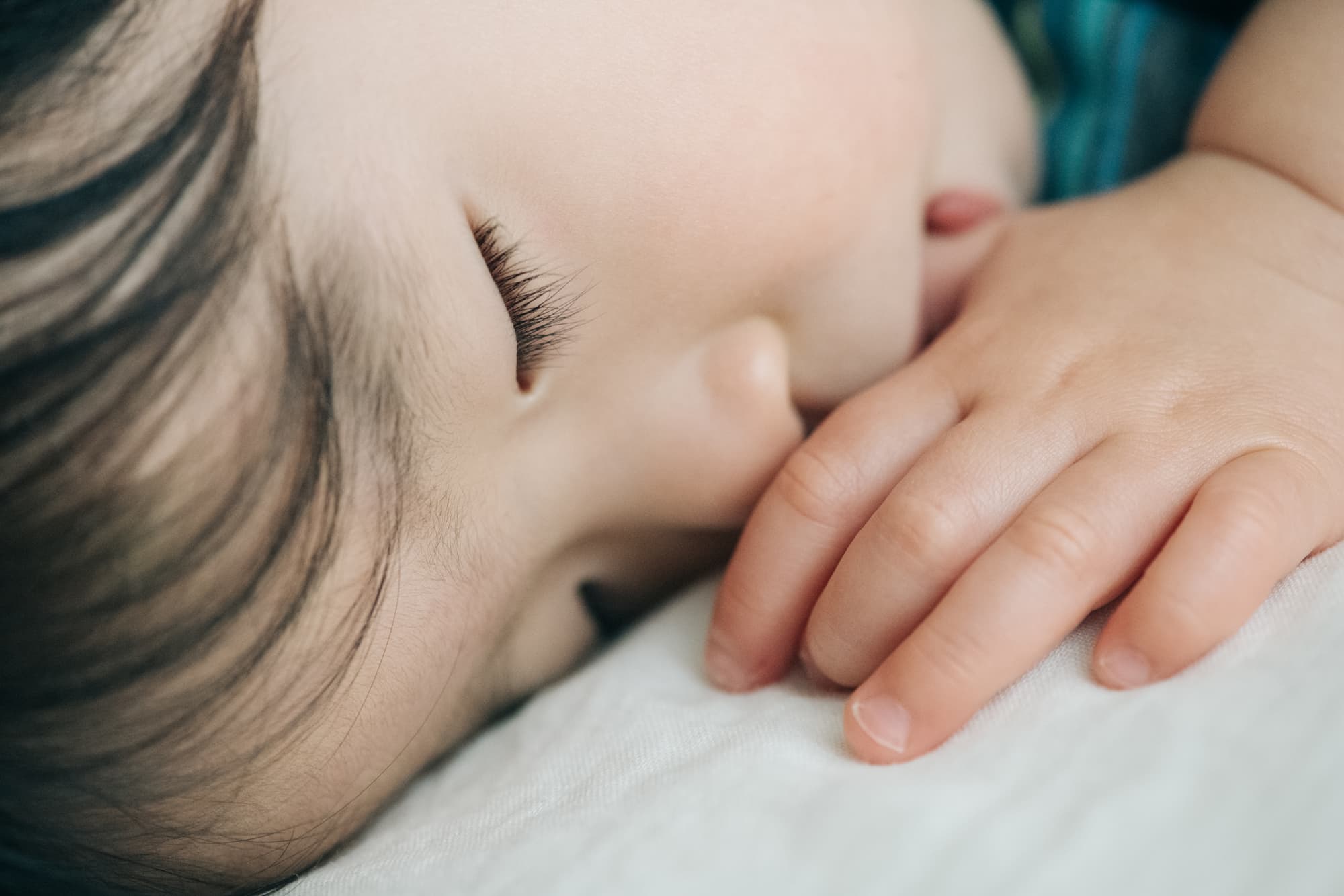 歯並びが悪くなる主な原因の指しゃぶりをする子ども