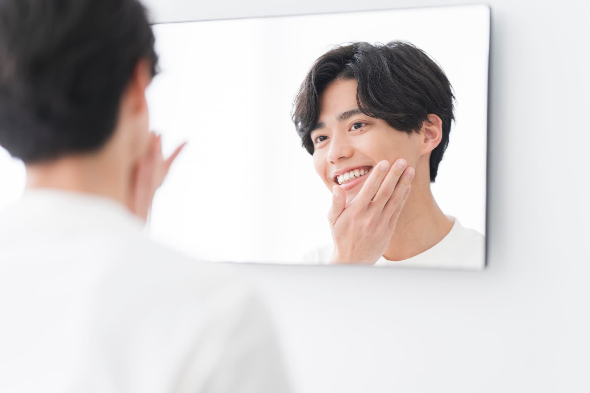 八重歯を矯正して笑顔を見せる男性