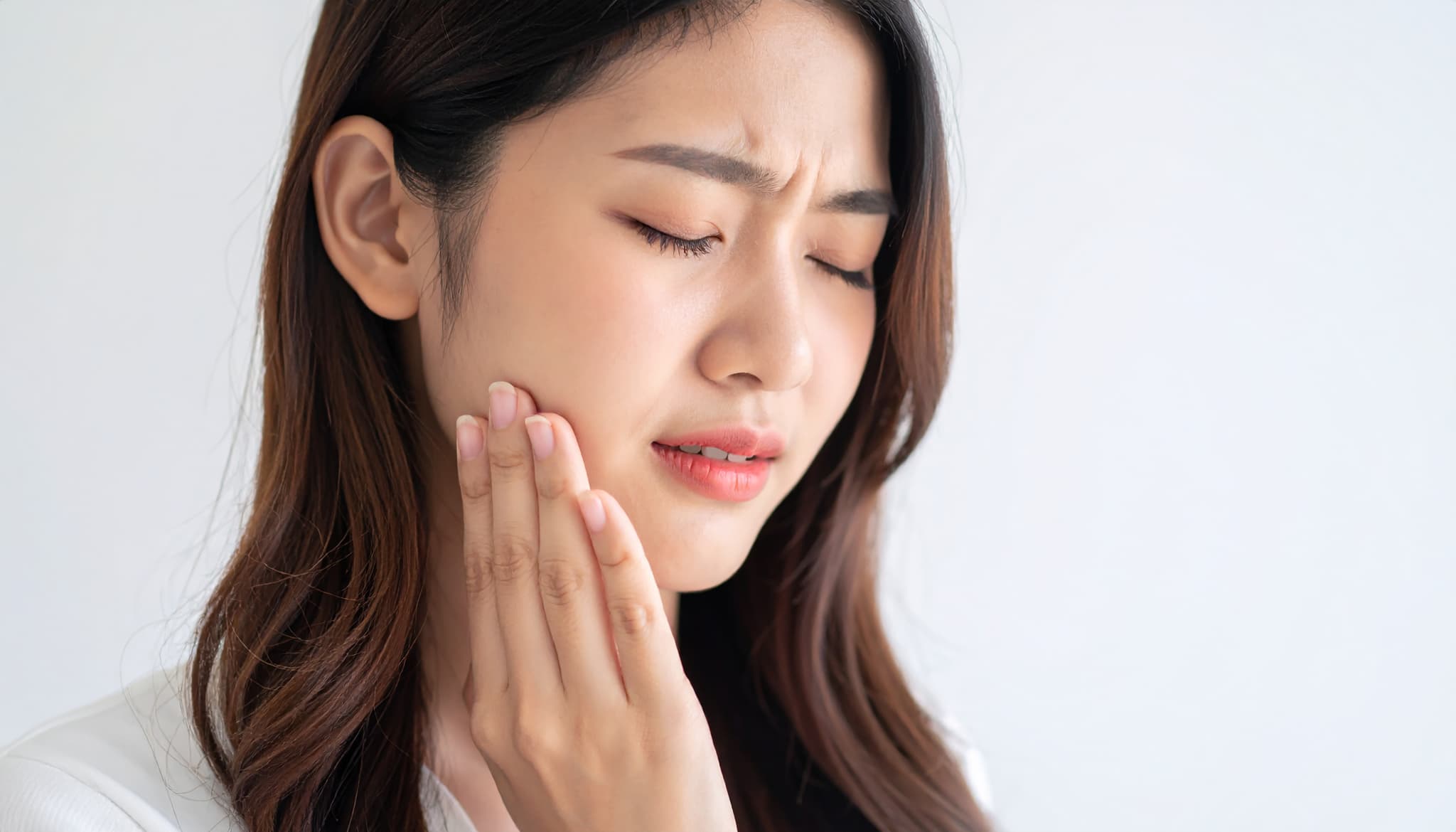 虫歯ができて痛がる女性