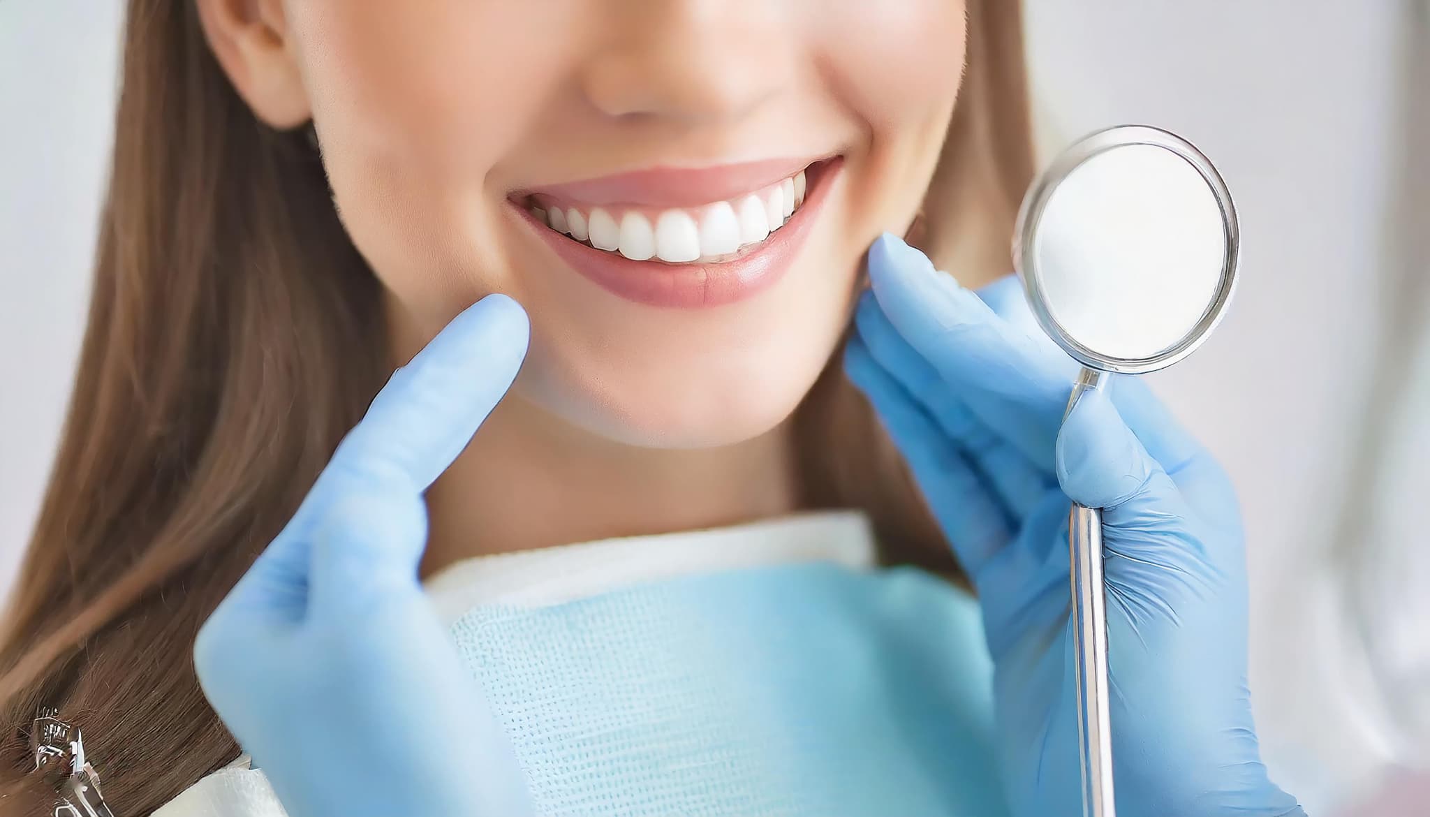 定期的に歯医者でチェックを受ける女性