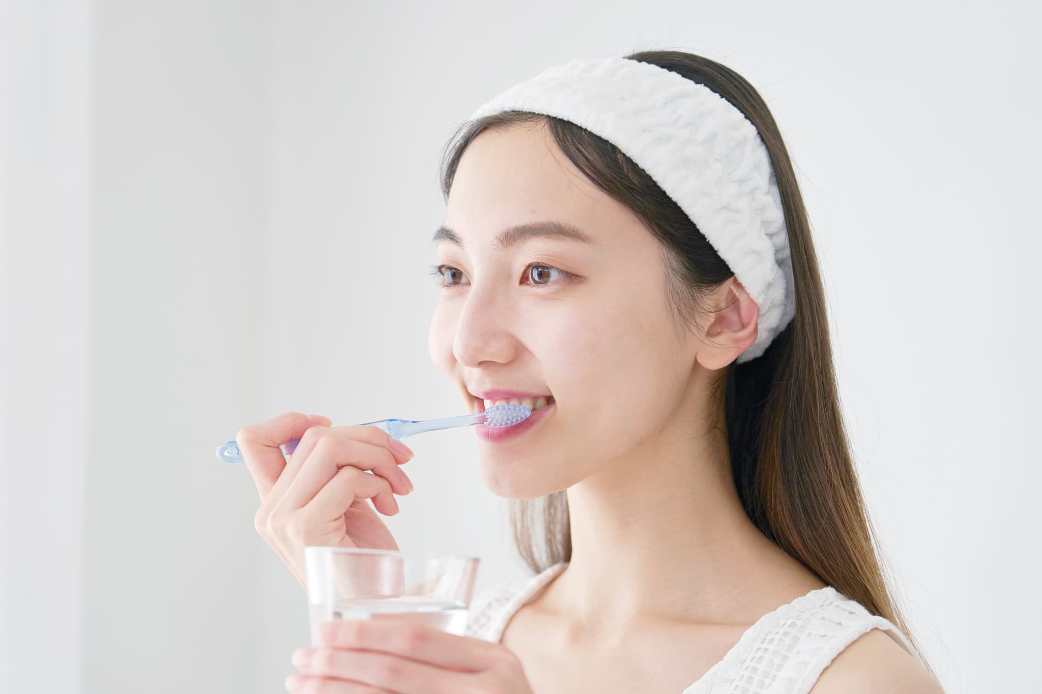 親知らず抜歯後も丁寧に歯磨きをする女性