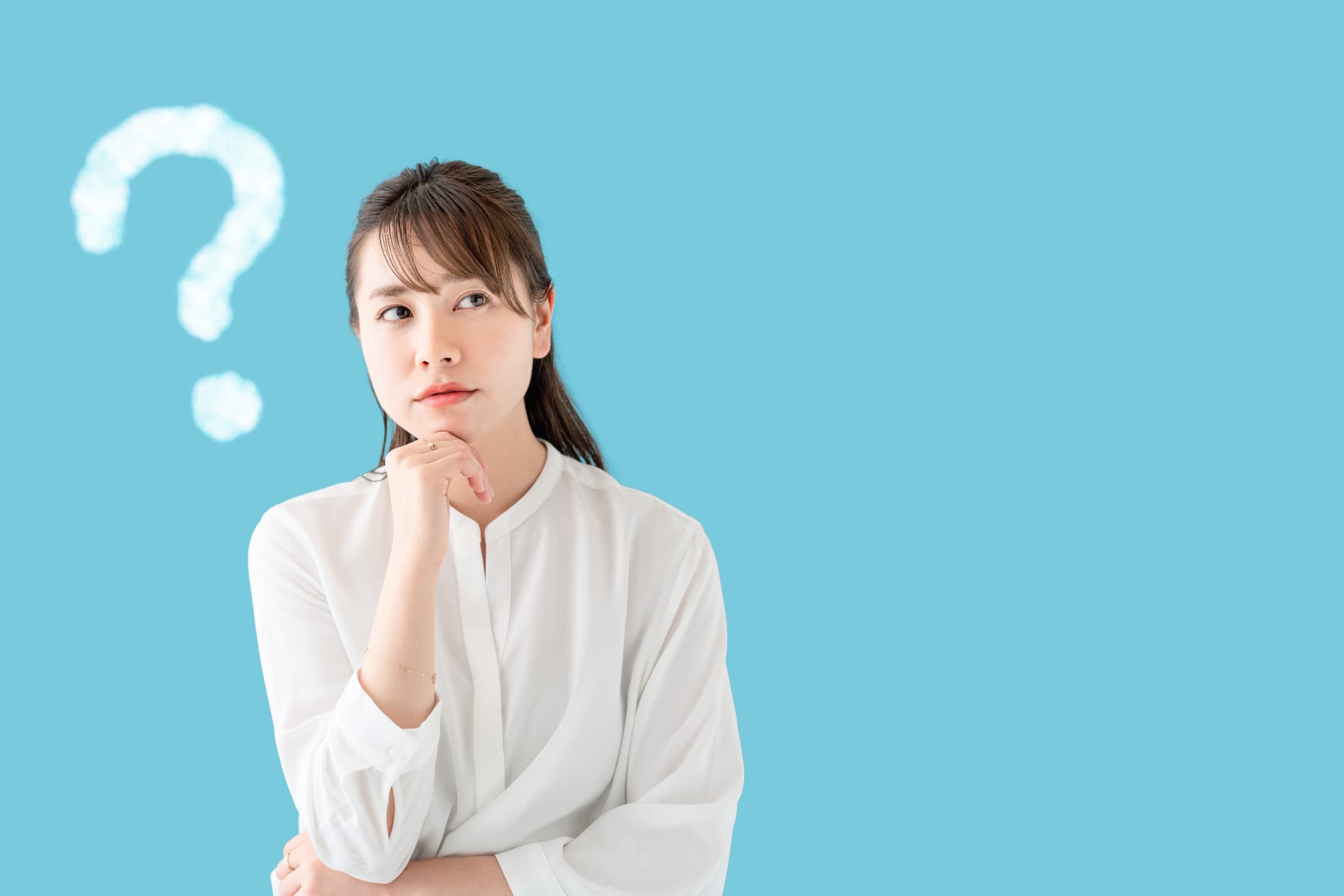 歯のブリッジ治療とは何か考える女性