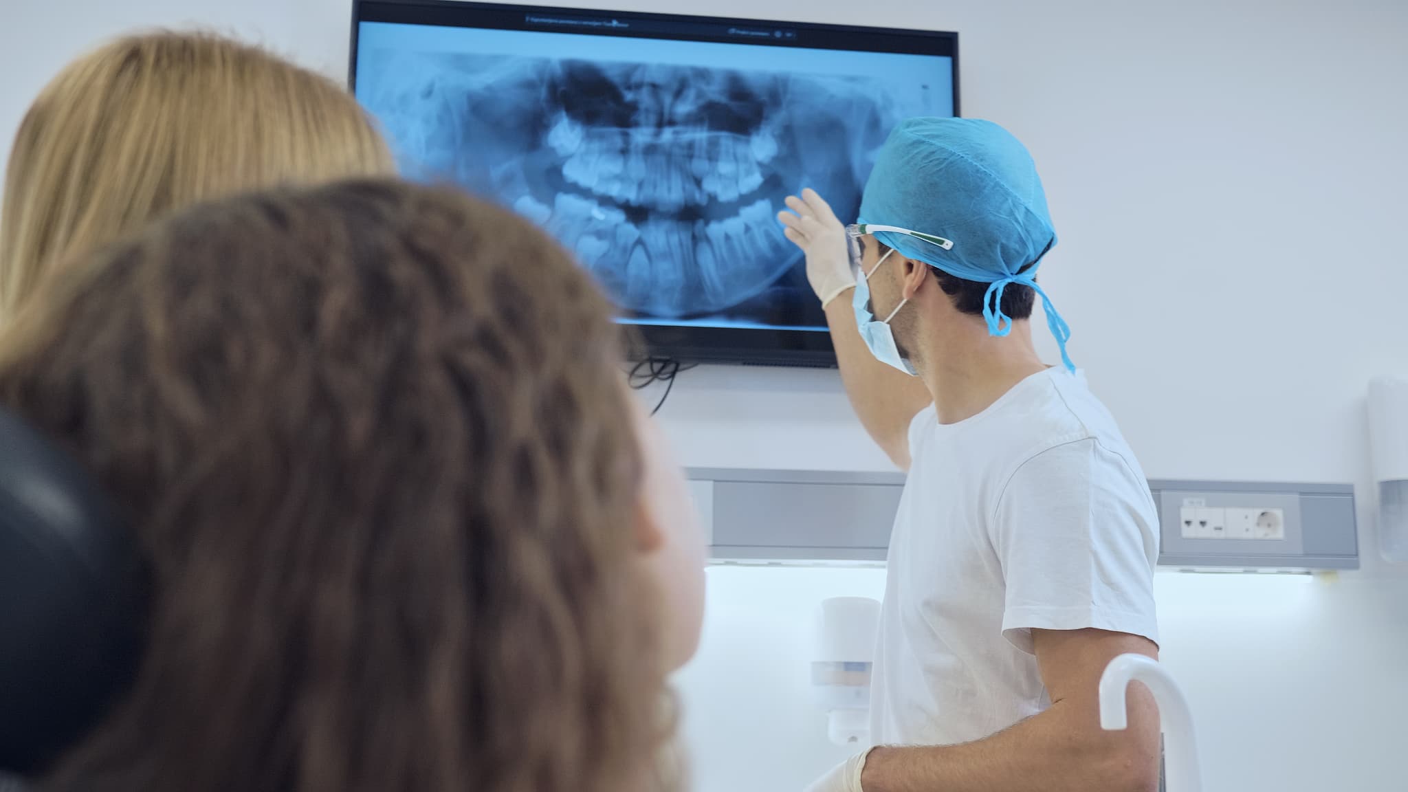 レントゲン検査の説明を受ける親子